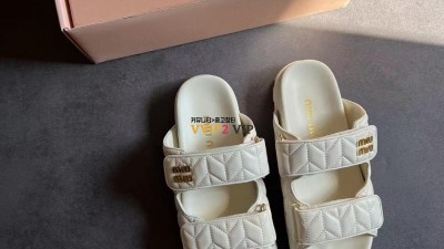 미우미우 MIU MIU 마테라쎄 나파 가죽 슬라이드 뮬 슬리퍼 샌들 5XX640-88T-F0002 SIZE 35~40 검수사진 ☆☆☆☆☆
