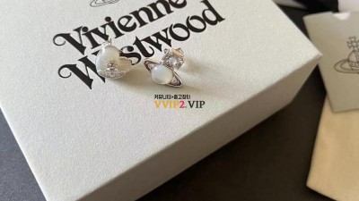 비비안웨스트우드 Vivienne Westwood 하트 진주 토마시나 귀걸이 실버 화이트 #vvip공장