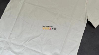 루이비통 엠보스드 LV 자수 코튼 반팔 티셔츠 화이트 1AA5E0 [사이즈] XS S M L XL 검수사진 #vvip공장