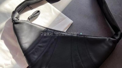 LEMAIRE 르메르 24FW MEDIUM CROISSANT BAG BG0001 LL0018 999 미디움 크루아상 백 [사이즈] 미듐 22*47cm 검수사진 #vvip공장