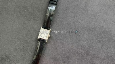 까르띠에 탱크 머스트 스몰 여성시계 29.5*22MM + 송아지가죽 + 스위스 쿼츠 무브먼트 검수사진 #신공장