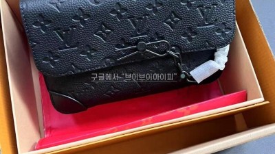 루이비통 LOUIS VUITTON LV 스티머 메신저 M23742 검수사진