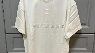 루이비통 엠보스드 LV 자수 코튼 반팔 티셔츠 화이트 1AA5E0 [사이즈] XS S M L XL 검수사진 #vvip공장