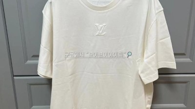 루이비통 엠보스드 LV 자수 코튼 반팔 티셔츠 화이트 1AA5E0 [사이즈] XS S M L XL 검수사진 #vvip공장
