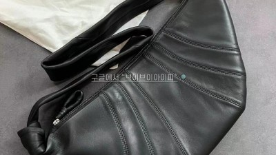 LEMAIRE 르메르 24FW MEDIUM CROISSANT BAG BG0001 LL0018 999 미디움 크루아상 백 [사이즈] 미듐 22*47cm 검수사진 #vvip공장