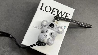 로에베 코알라 참 펠트 & 카프스킨 라이트 그레이/블랙 C880232X01 검수사진