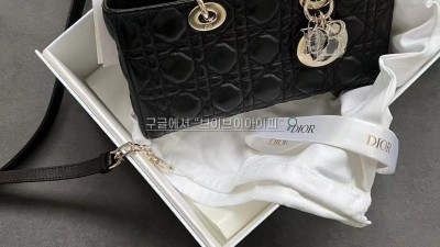 디올 M0540ONGE_M900 레이디 디조이 미디움 백 램스킨 블랙 검수사진 #여왕
