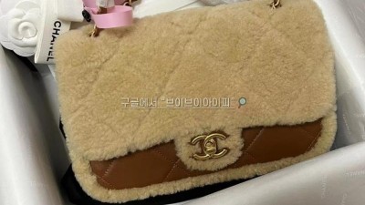 샤넬 24FW 시어링 플랩백 램스킨 브라운 베이지 골드 메탈 AS5149 [사이즈] 16x23.5x7.5cm 검수사진 #티무역