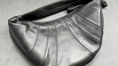 LEMAIRE 르메르 24FW MEDIUM CROISSANT BAG BG0001 LL0018 999 미디움 크루아상 백 [사이즈] 미듐 22*47cm 검수사진 #vvip공장