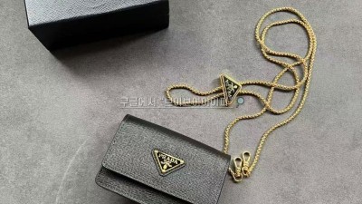프라다 숄더 스트랩 사피아노 가죽 카드 홀더 1MR034 QHH F0002 검수사진