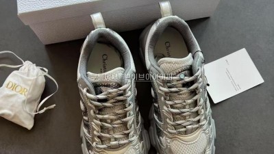 디올 Dior Chrono 스니커즈 그레이 메시 & 실버 톤 래미네이트 레더-이펙트 패널 KCK414TRL_S59K 검수사진