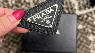 검수사진 프라다 PRADA 삼각로고 브로치