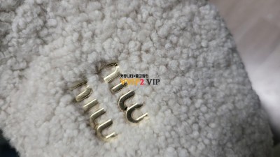 미우미우 양털 완더백