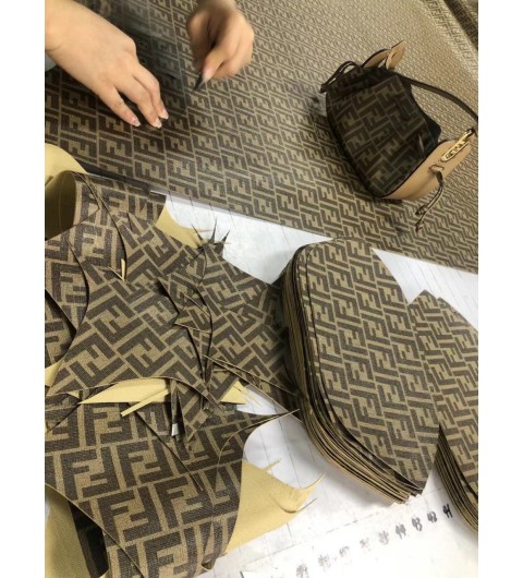 펜디 FENDI 포모도리노 드로스트링 미니 버킷백 핸드백 8BS059 다크 브라운 FF 로고 [사이즈] 21.5x14x7cm #vvip공장