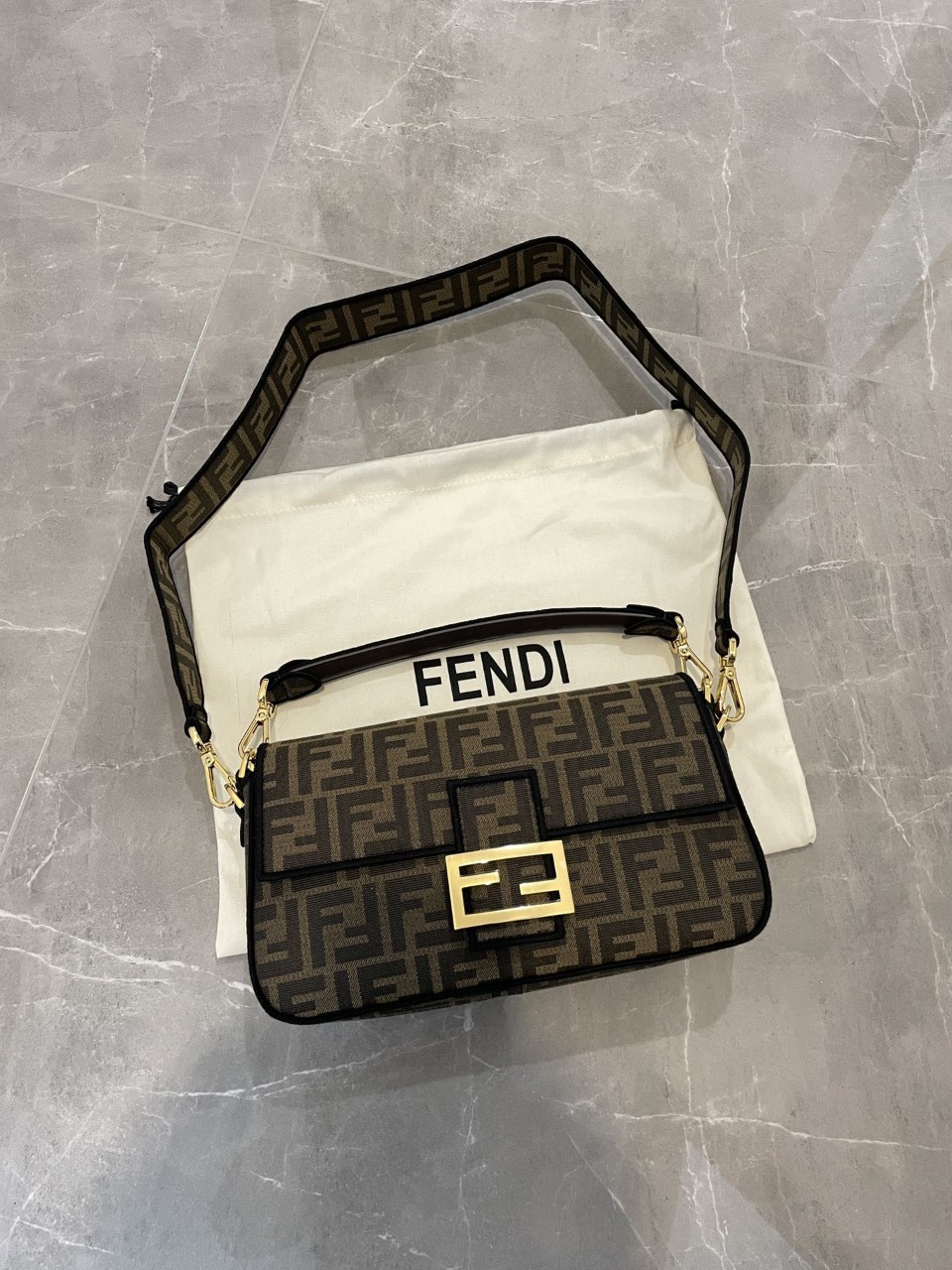 펜디 FENDI 미디움 바게트백 8BR600A6V5F17U4 (브라운) [사이즈] 26x15x6.5cm #vvip공장