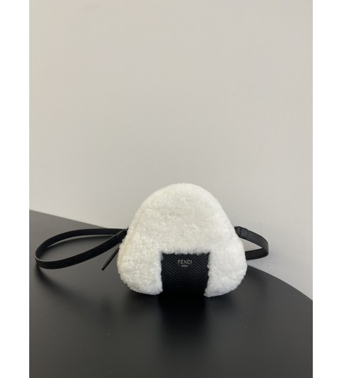 펜디 FENDI 한정판 시어링 삼각김밥 미니어처 참 크로스백 [사이즈] 16x6x15cm #Boxini