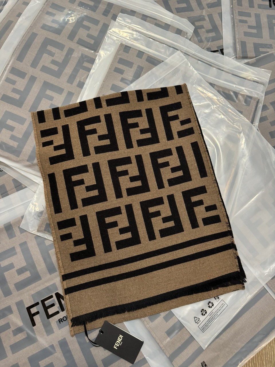 펜디 FENDI 남녀공용 울실크 머플러_FXS424 A3Q1 F0QB8 [사이즈]  180x35cm @ 울 95% + 멀버리 실크 5% #vvip공장