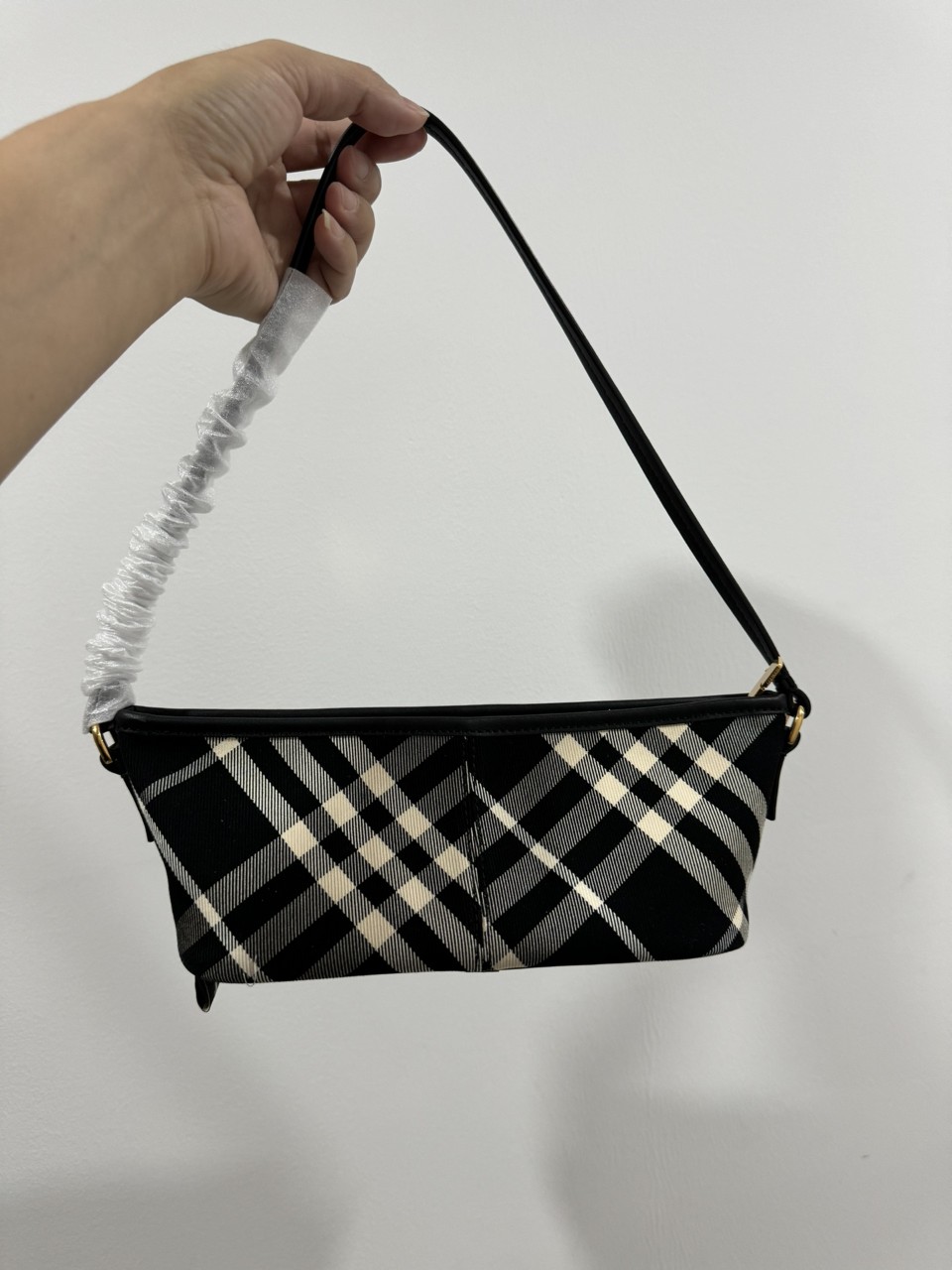 버버리 24FW 여성 바게트 숄더백 (LS SIMPLE BAGUETTE 8095295 [사이즈] 20x10x9cm #vvip공장