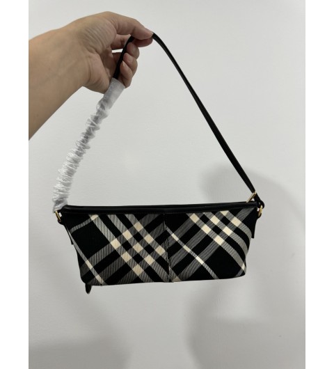 버버리 24FW 여성 바게트 숄더백 (LS SIMPLE BAGUETTE 8095295 [사이즈] 20x10x9cm #vvip공장