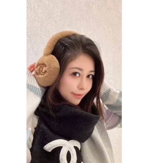 샤넬 귀마개 CC로고 제니 아이보리 베이지 시어링 램스킨 공항패션 AAA431 B17967 #타지아
