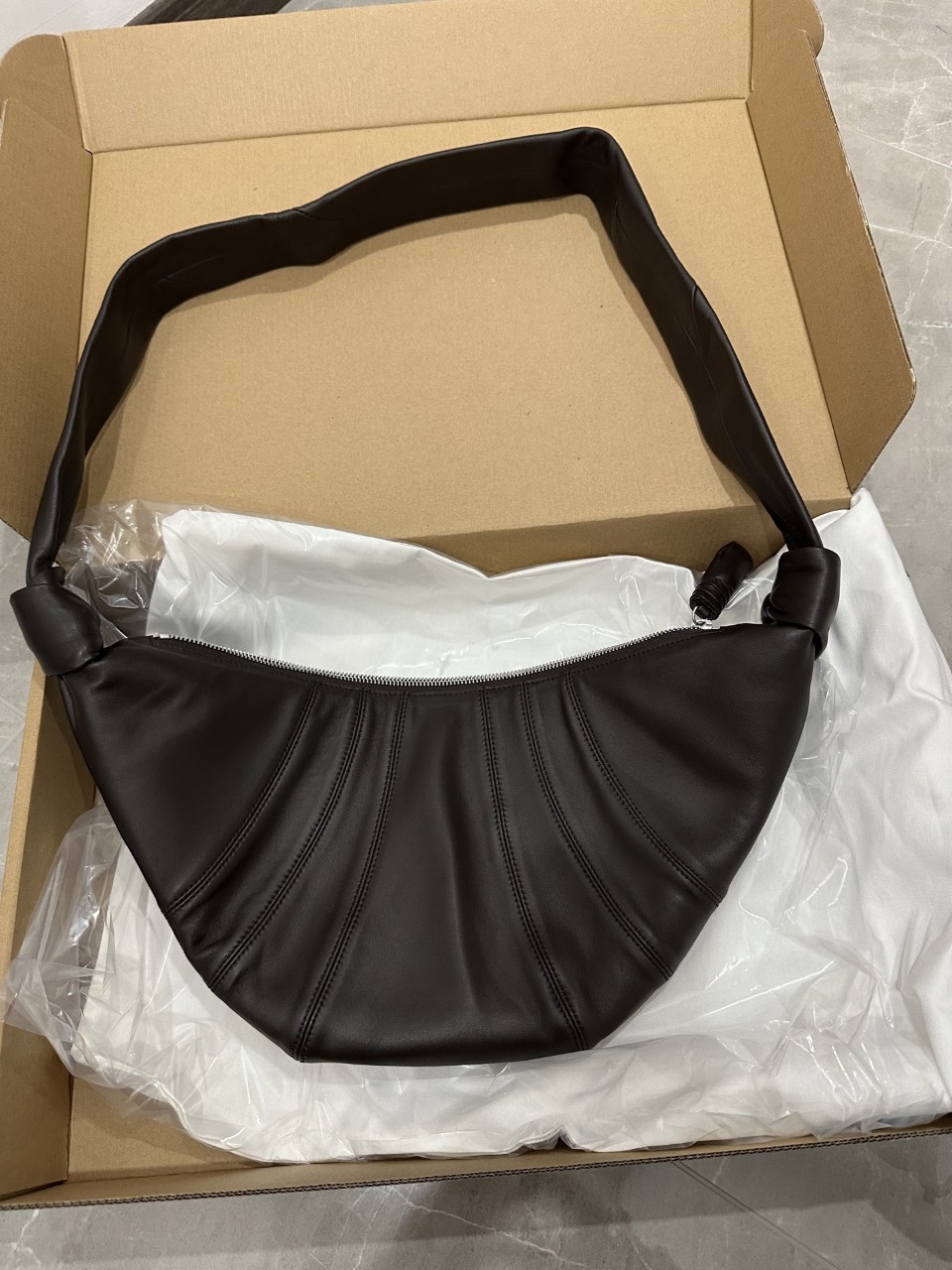 르메르 크루아상 범백 소프트 게임 백 크로스 백 미듐 다크브라운 47x22x7cm #vvip공장