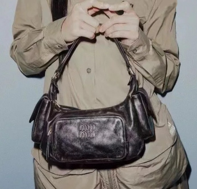 미우미우 MIU MIU 나파 가죽 포켓 백 5BC146 21x6x12cm