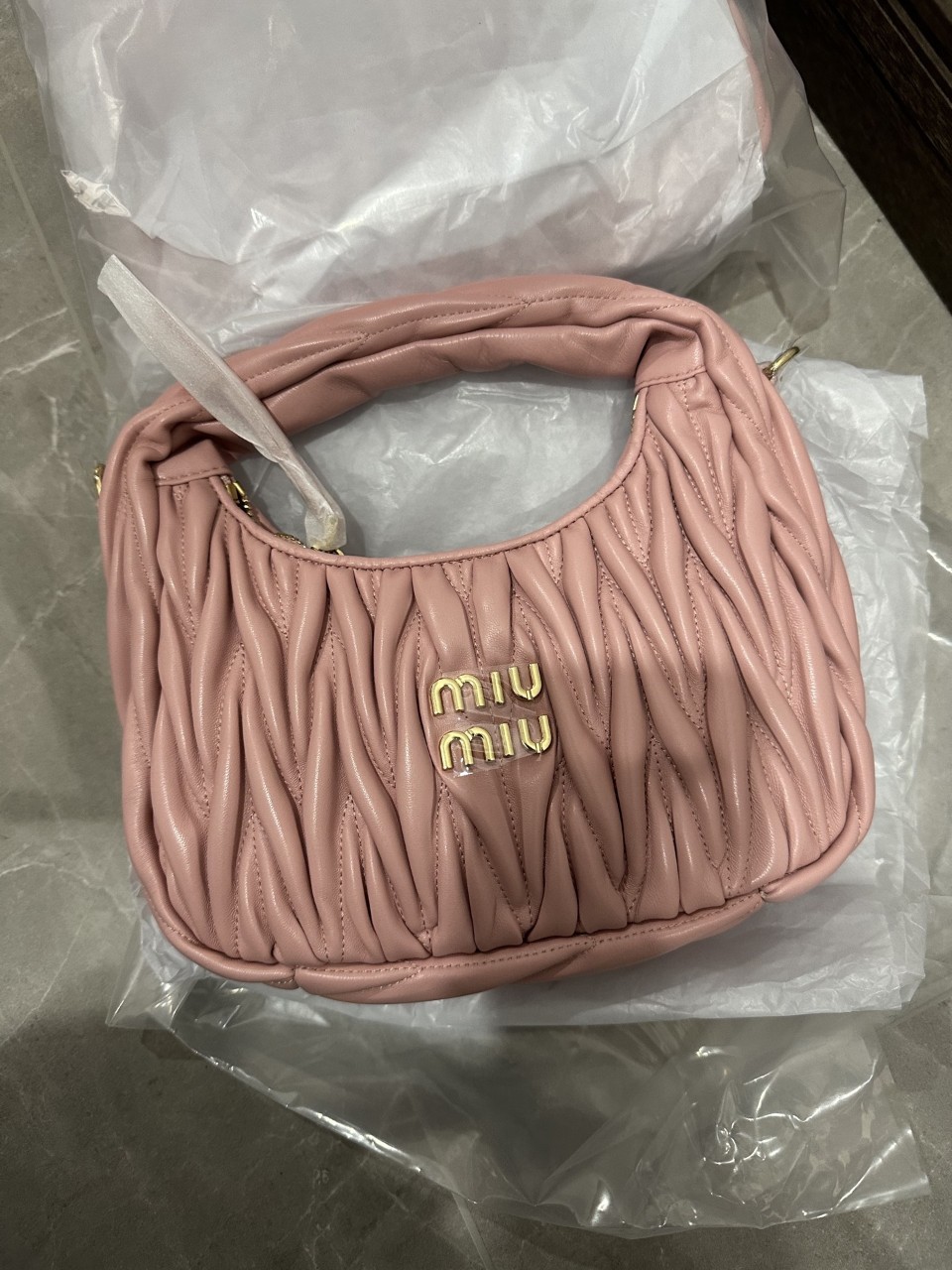 미우미우 완더 마테라쎄 나파 스몰백 앨러배스터 핑크 5BC125 AN88F0E18VOOY 20x17x6cm #vvip공장