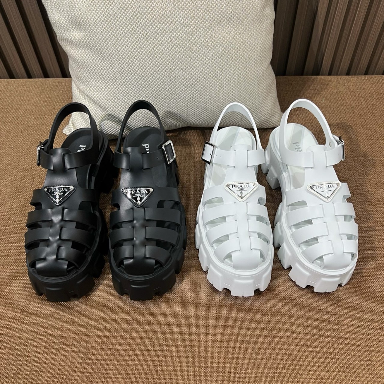 25SS 프라다 여성 모놀리스 러버 샌들 블랙, 화이트 1X853MDD553LKKF0002 35~40