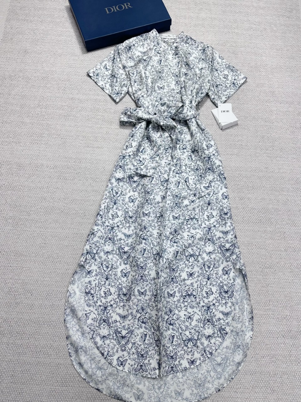 디올 벨트 롱 셔츠 드레스 화이트 실크 트윌 & 블루 Toile de Jouy Papillon 모티브 521L36A6409_X5807 38 40 42 #타지아