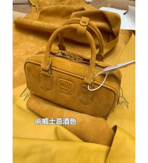 미우미우 아르카디 패딩 스웨이드 탑 핸들 백_5BB142 2CS4 FOR55 V OON #모나샵