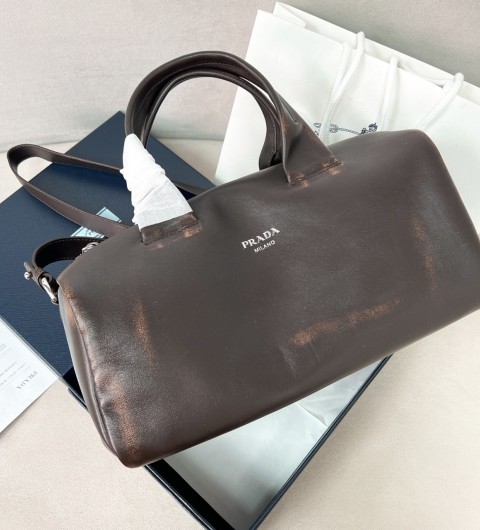 25SS 프라다 로고 프린트 브러쉬 그레인 레더 스몰 더플백 2VC046 2C75 F0003 35x17.5x17.5cm