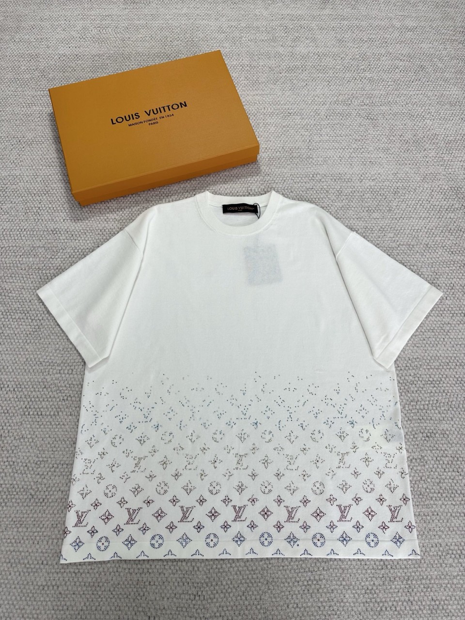 루이비통 1AGTL7 SPRING CAPSULE 모노그램 그라디언트 엠벨리시드 쇼트 슬리브드 크루넥 S M L #타지아