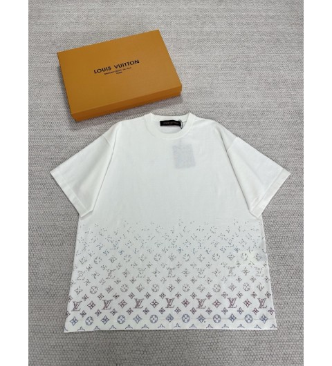 루이비통 1AGTL7 SPRING CAPSULE 모노그램 그라디언트 엠벨리시드 쇼트 슬리브드 크루넥 S M L #타지아