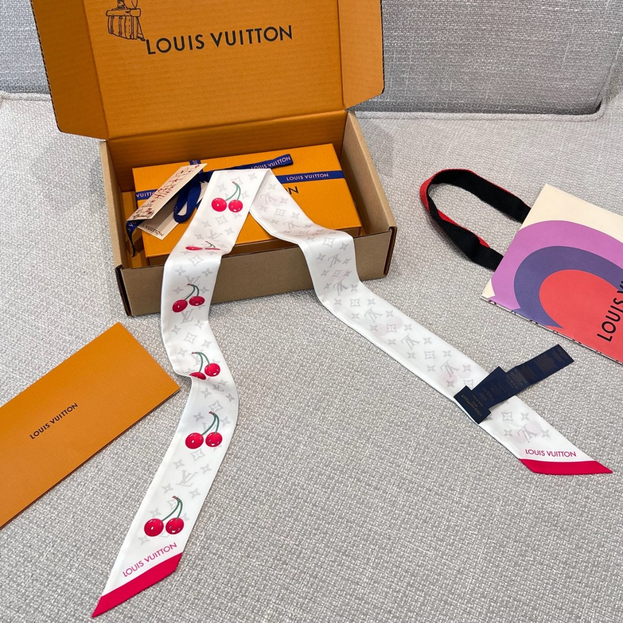 루이비통 M94968 LV X MURAKAMI LV x TM 모노그램 세리즈 방도 120x5cm 100% 실크