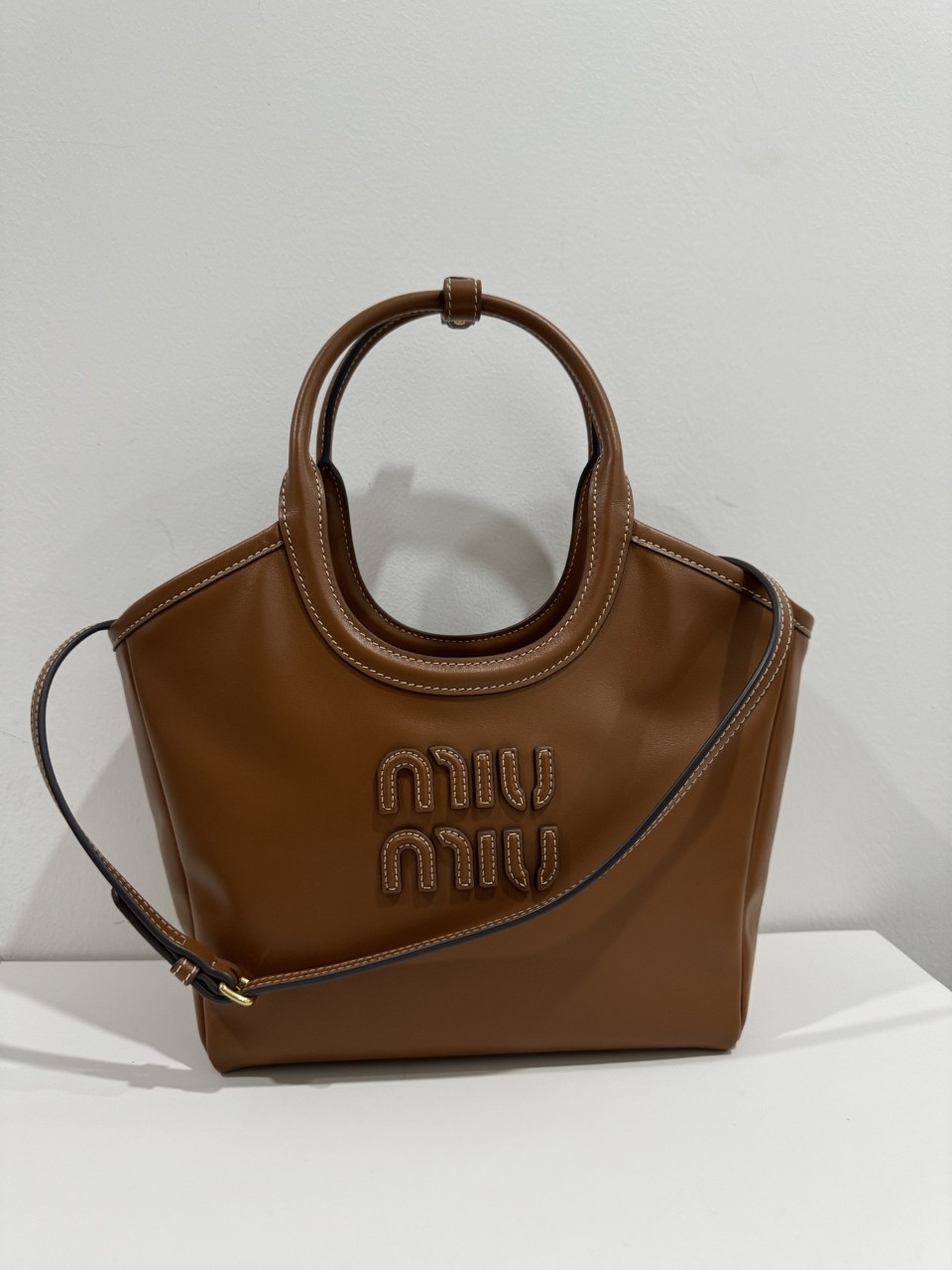 [미우미우]5BA284 2CRW F0046 아이비 레더 토트백 코냑 22x12x23.5cm #vvip공장