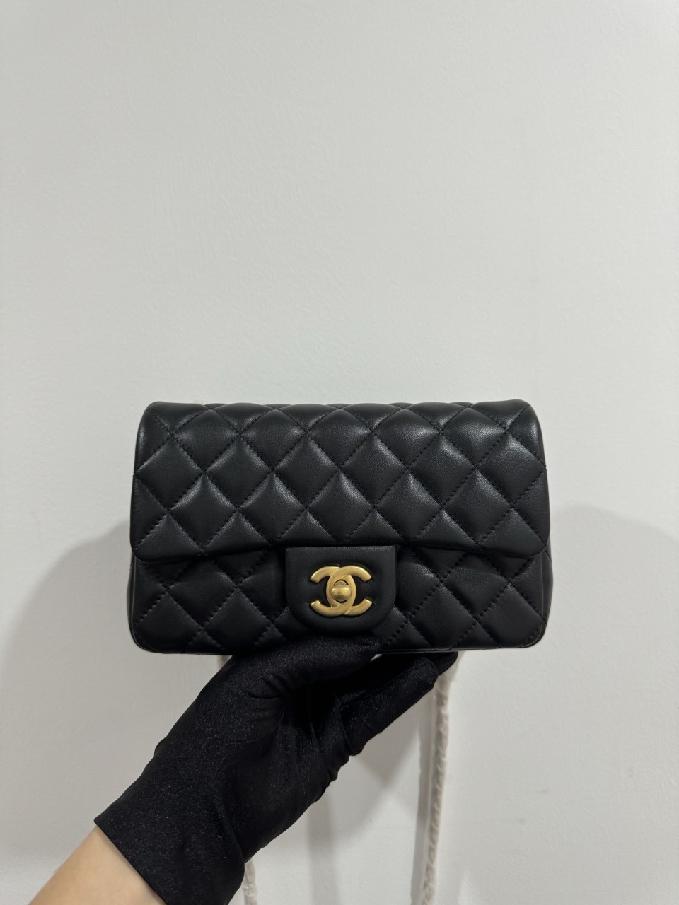 샤넬 클래식 뉴미니 플랩백 램스킨 블랙 금장 A69900 Y04059 94305 20cm #vvip공장