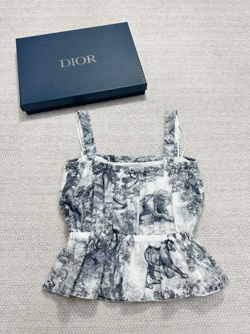 디올 Dioriviera 탑 화이트 & 딥 블루 Toile de Jouy Sauvage 코튼 모슬린 541B88A3877_X0861 36 38 40 #타지아