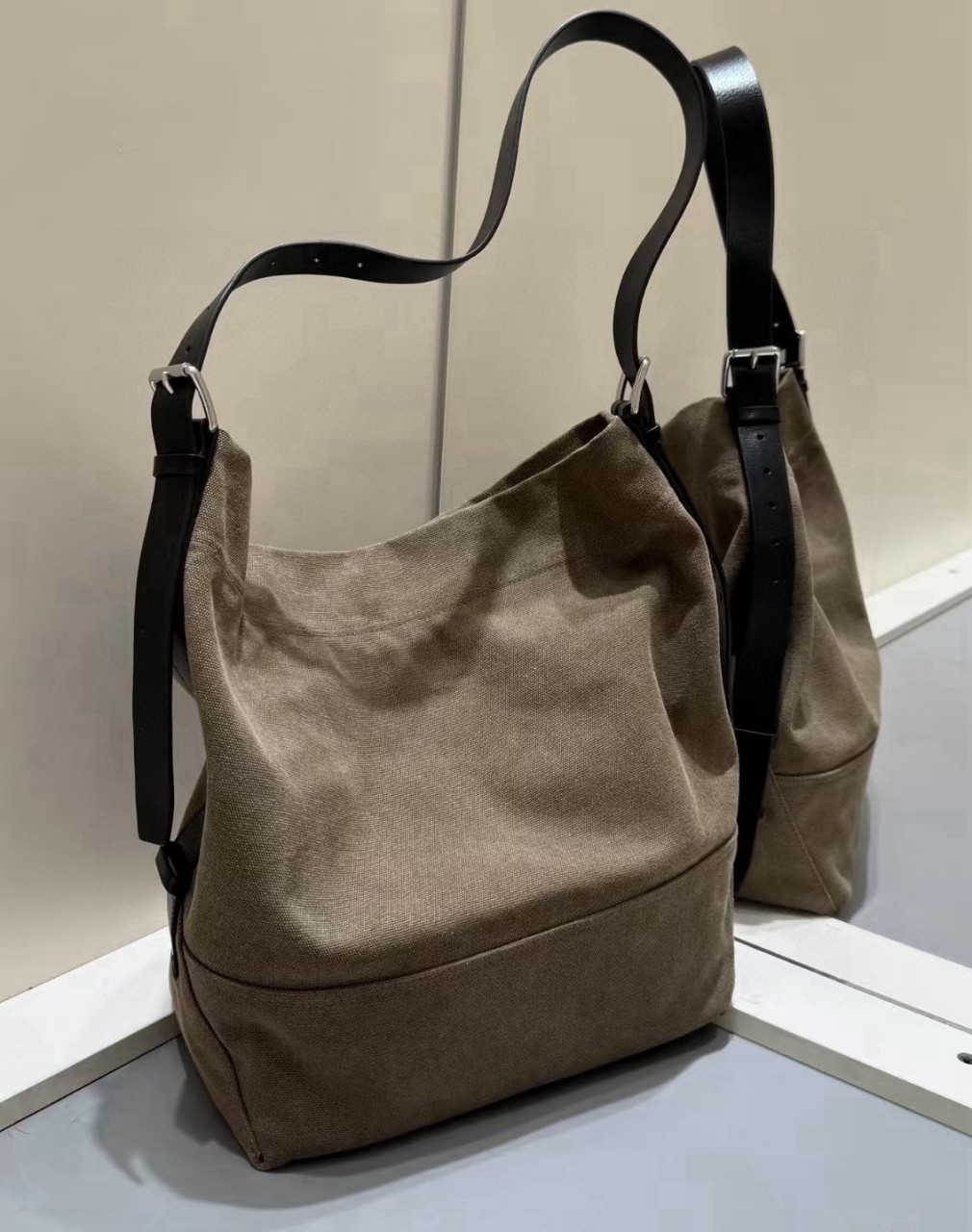 르메르 벨티드 토트백 BG0153 LF1400 Sisal