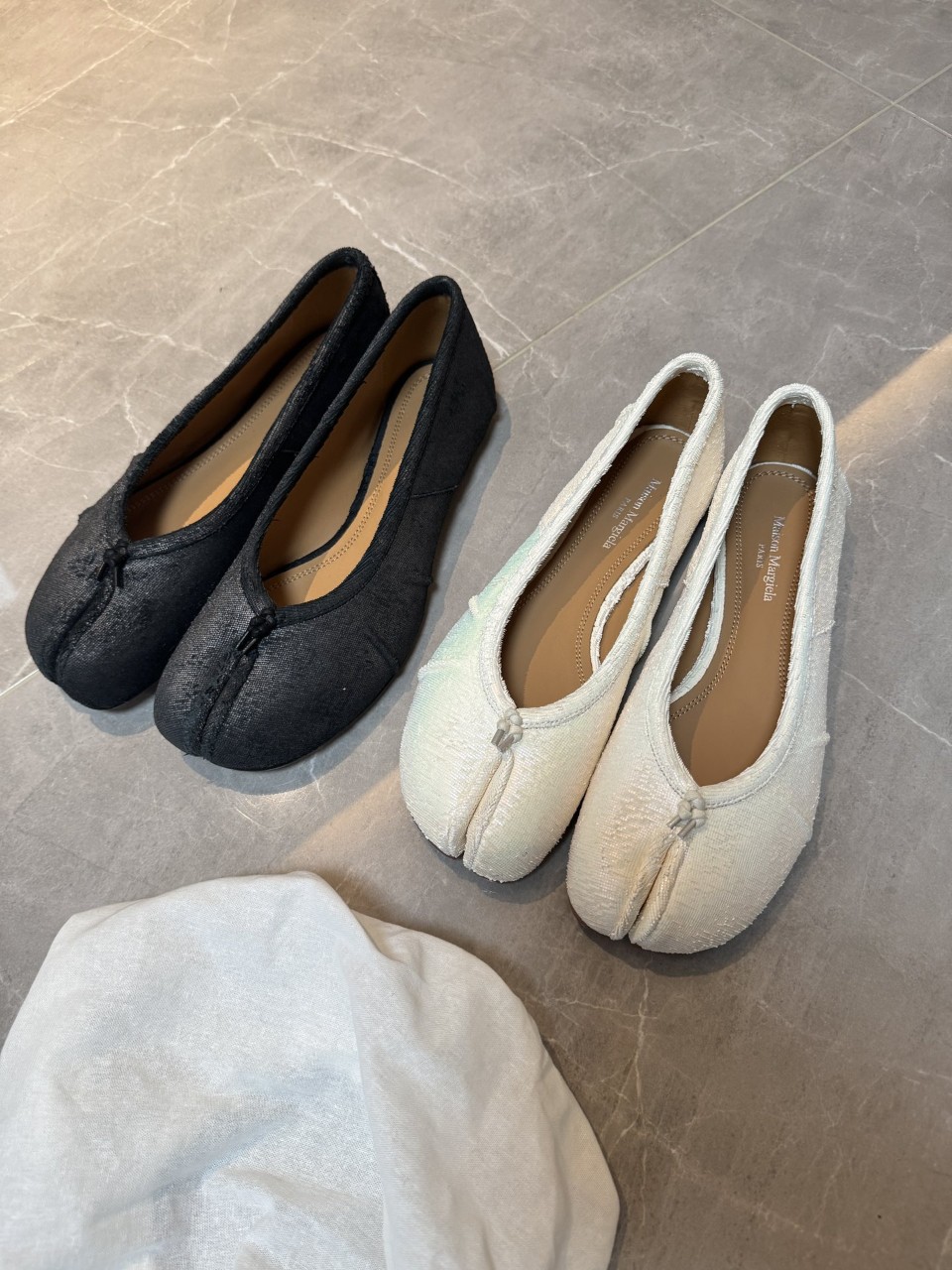 MAISON MARGIELA 메종마르지엘라 여성 플랫 슈즈 뉴 타비 Dancer S58WZ0127P8159HA837 블랙/화이트 35~39