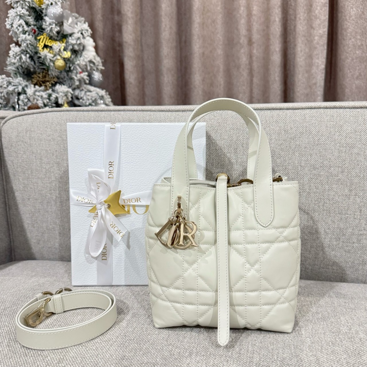 디올 뚜주흐 버티컬 토트백 스몰 매크로까나쥬 라떼 M2835OSNW M030 18.5x18.5x13cm #아더샵