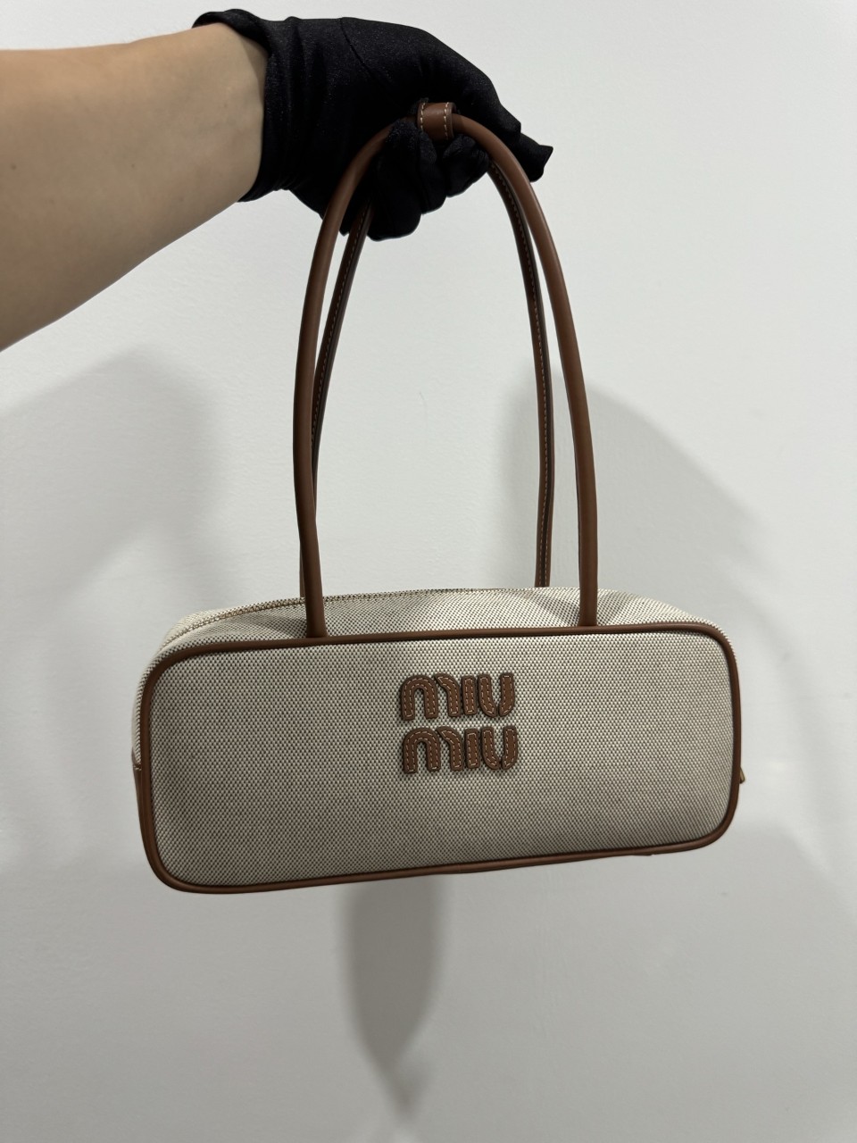 미우미우 MIUMIU 캔버스 및 가죽 보 백 5BB173_ACRN_F062F_V_OWM 28x11.5x8cm