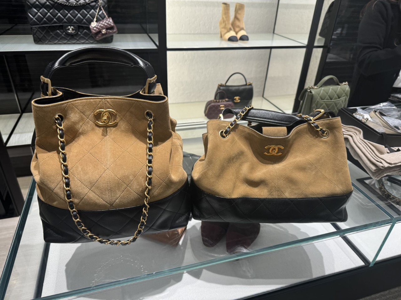 샤넬 25A 공방 스웨이드 투톤 쇼퍼백 스몰 베이지 블랙 램스킨 AS5634 11.5x36x32cm #아더샵
