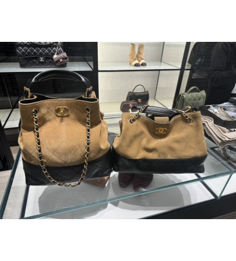 샤넬 25A 공방 스웨이드 투톤 쇼퍼백 스몰 베이지 블랙 램스킨 AS5634 11.5x36x32cm #아더샵
