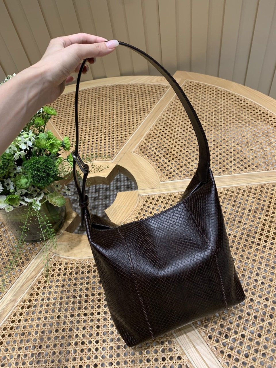 더로우 이사백 Isa 레더 숄더백 블랙 2컬러 사슴가죽 22x13x22cm