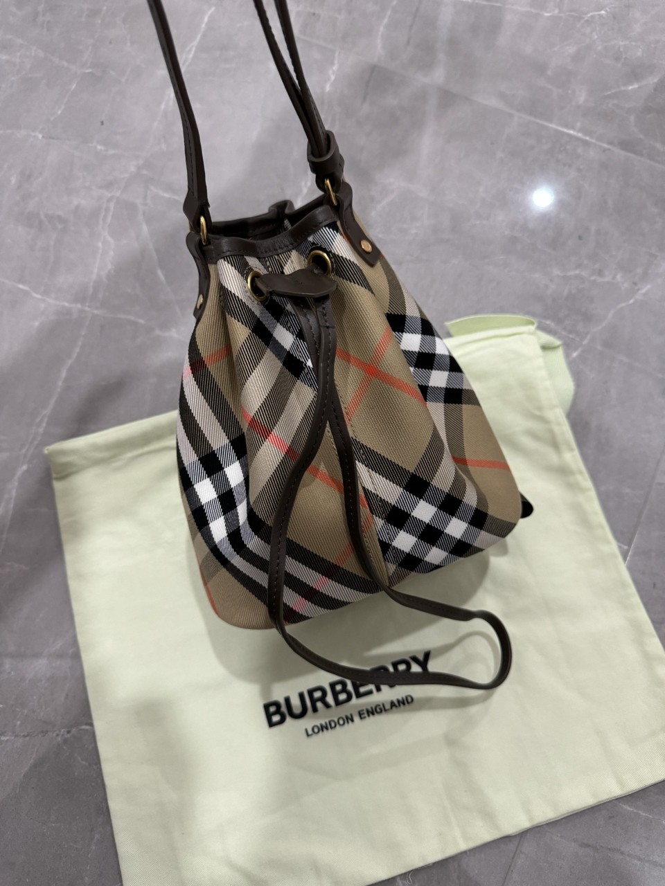 25SS 버버리 빈티지 체크 드로스트링 파우치백 8093916 B9368 18x19.5x10.5cm #vvip공장