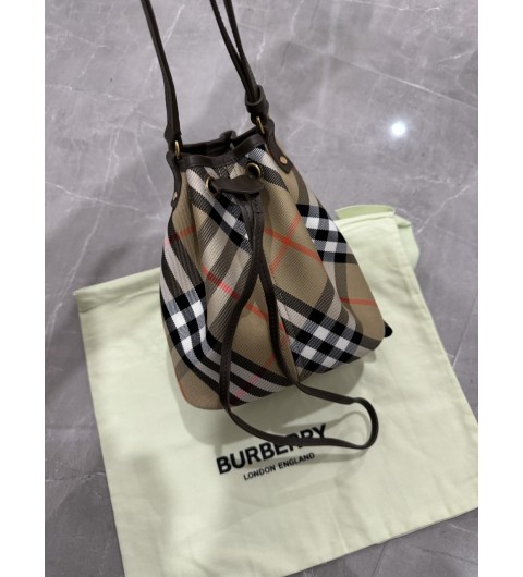 25SS 버버리 빈티지 체크 드로스트링 파우치백 8093916 B9368 18x19.5x10.5cm #vvip공장
