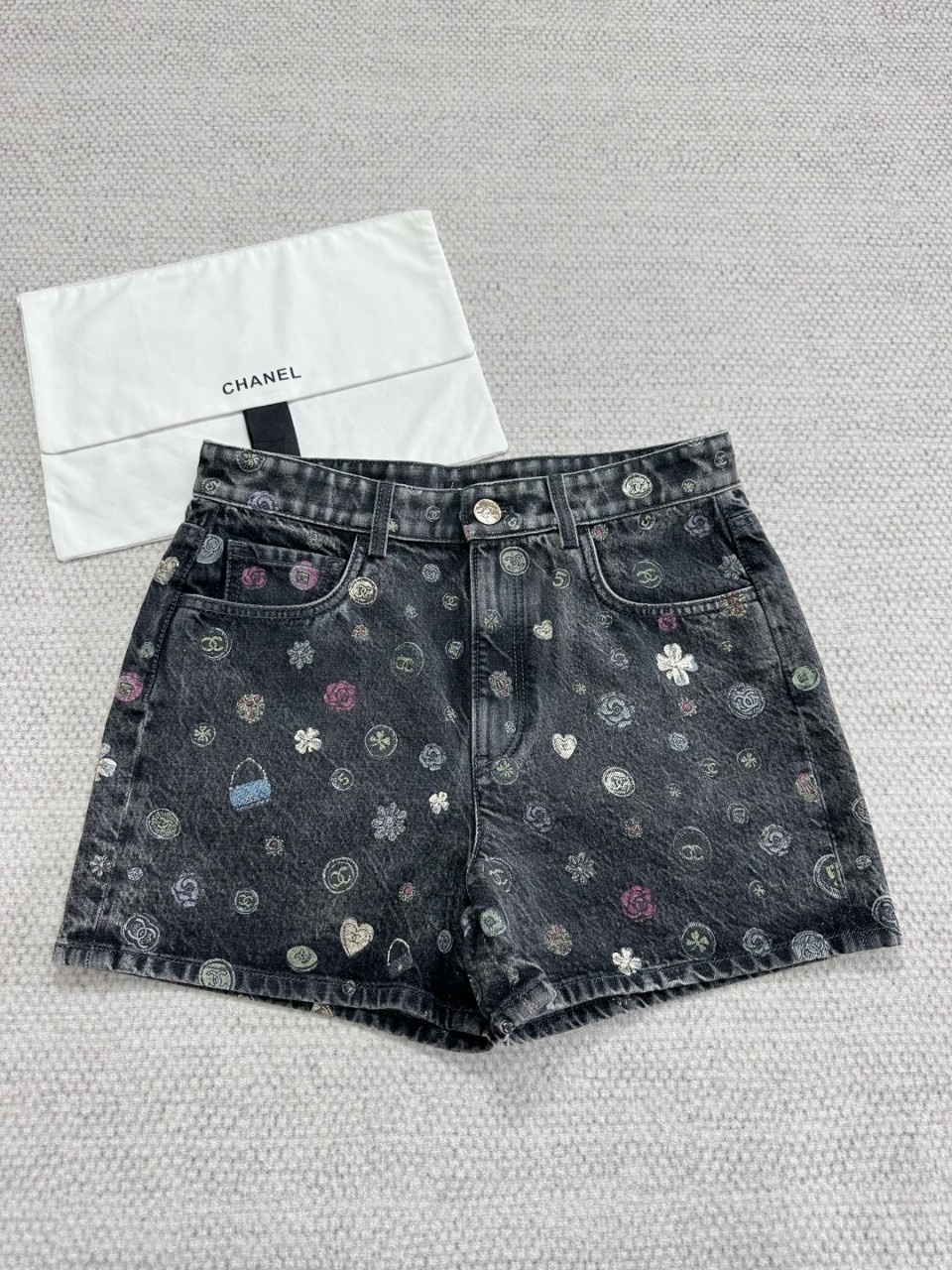 샤넬 25FW 25B 데님 쇼츠 청 반바지 CC로고 하트 프린트 숏팬츠 그레이 P80315 34 36 38 #타지아