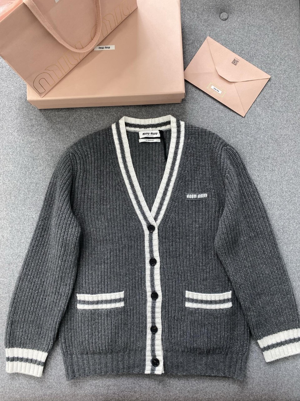 미우미우 립드 니트 울 앤 캐시미어 가디건 슬레이트 그레이 MMF929-150H-F0480 38 40 42