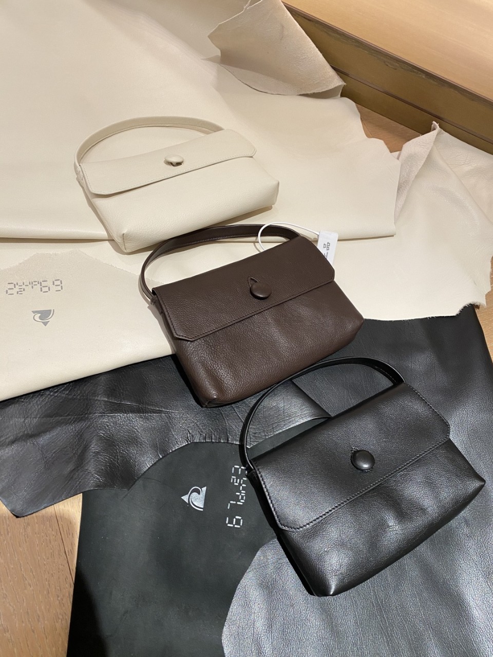 더 로우 샐리 백 레더 W1925L648BLK