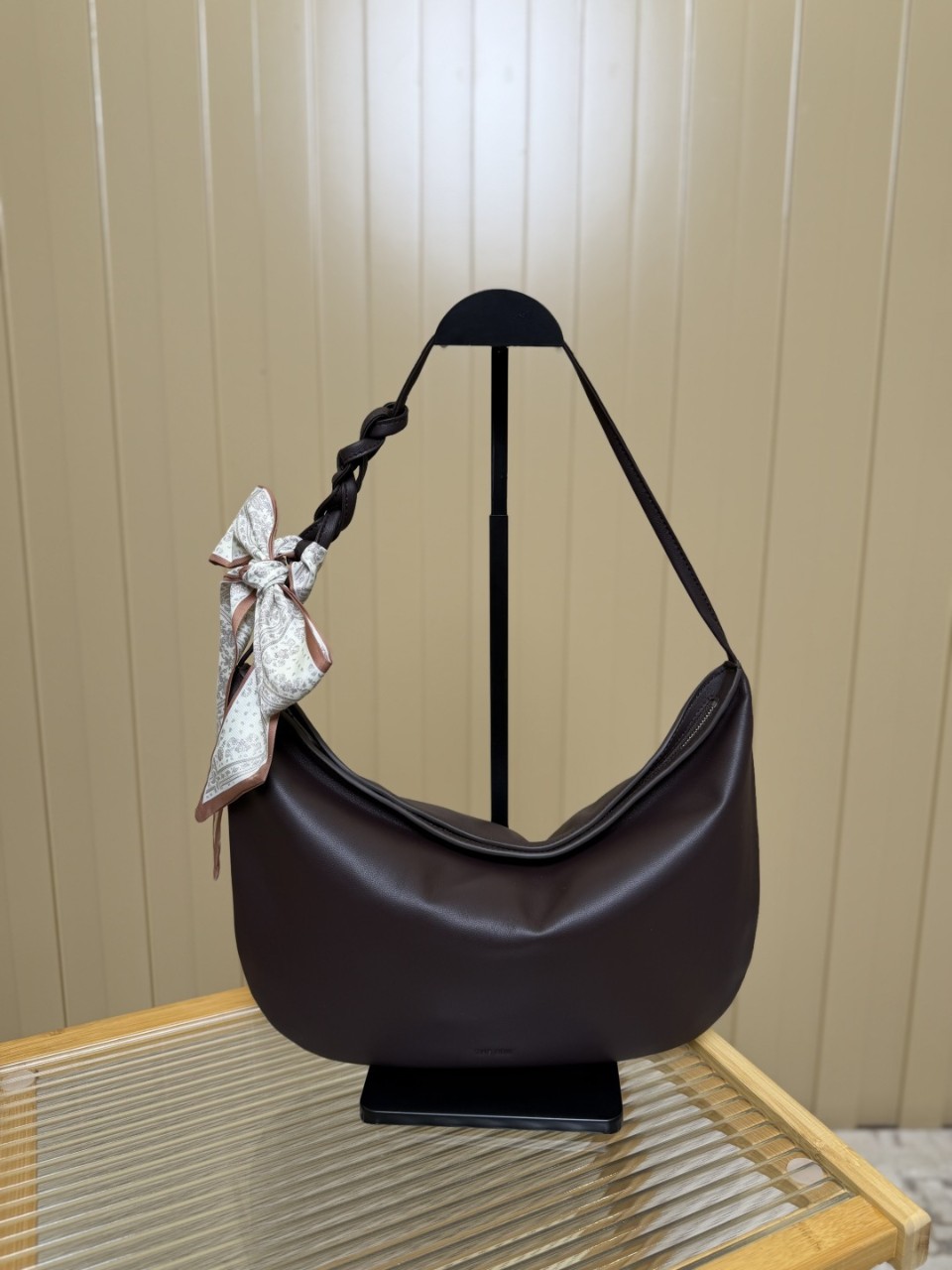 더 로우 N/S 알리 레더 크로스백 W1494L83DNS